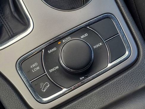 Used 2019 Jeep Grand Cherokee Laredo image 29