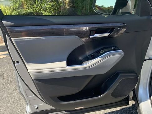 Certified 2024 Toyota Highlander Limited FWD image 17
