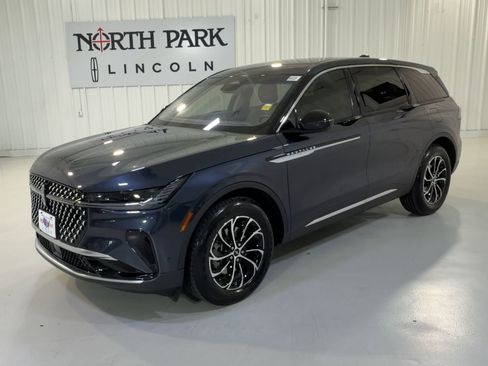 Used 2024 Lincoln Nautilus Premier AWD/4WD image 5