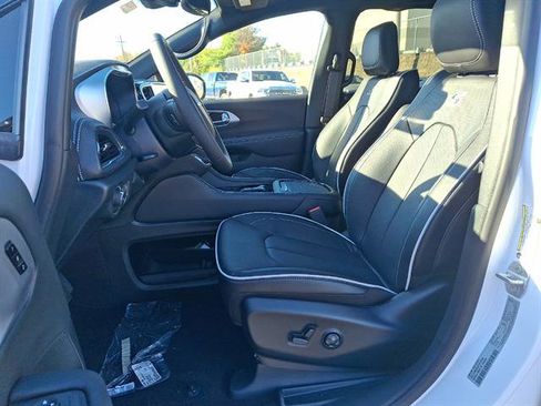 New 2026 Chrysler Pacifica Limited w/ S Appearance Package image 11