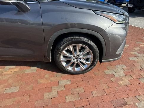 Used 2023 Toyota Highlander Limited FWD image 17