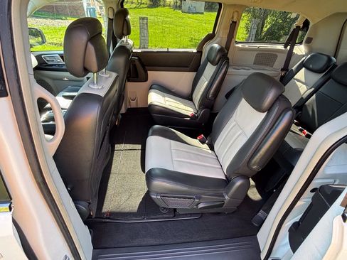 Used 2010 Chrysler Town & Country Touring Plus FWD image 8
