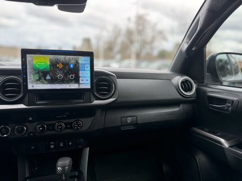 Used 2018 Toyota Tacoma TRD Sport image 26