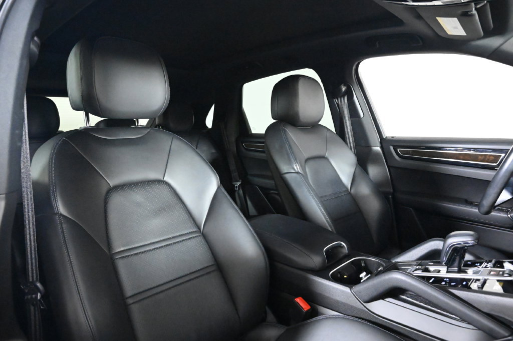 Used 2023 Porsche Cayenne w/ Premium Package AWD/4WD image 17