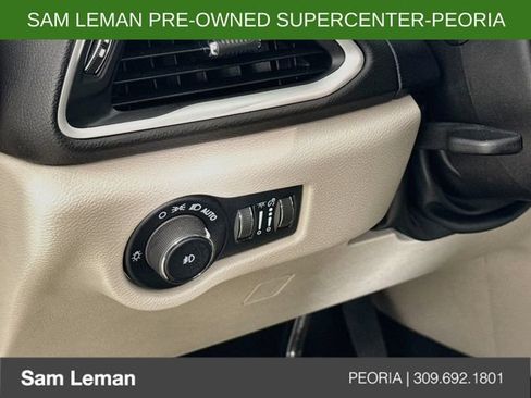 Used 2024 Chrysler Pacifica Touring-L FWD image 10