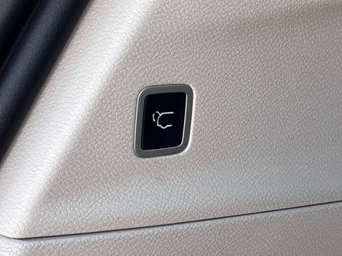 Used 2023 Chrysler Pacifica Touring-L FWD image 15