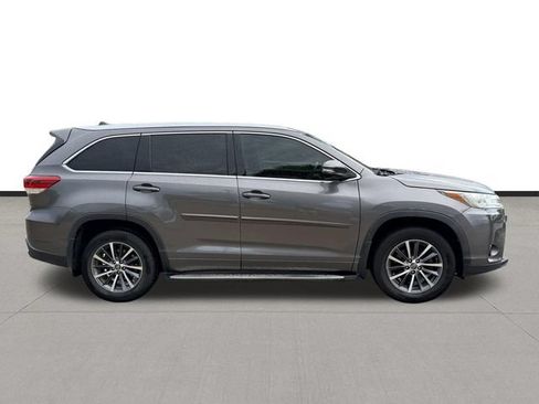 Used 2017 Toyota Highlander XLE FWD image 4
