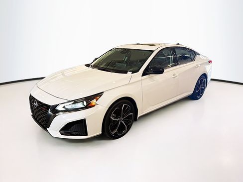 Used 2023 Nissan Altima 2.5 SR w/ SR Premium Package FWD image 3