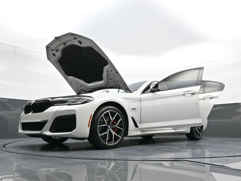 Used 2023 BMW 530e xDrive w/ Premium Package image 41