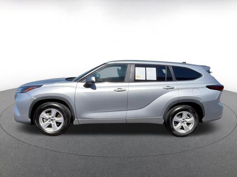 Used 2025 Toyota Highlander LE FWD image 8