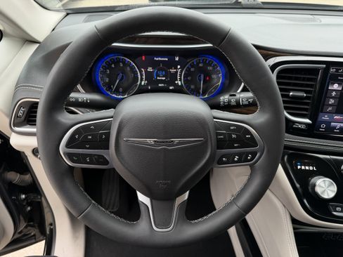 Used 2024 Chrysler Pacifica Limited image 19