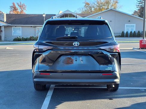 Certified 2024 Toyota Sienna XLE image 31