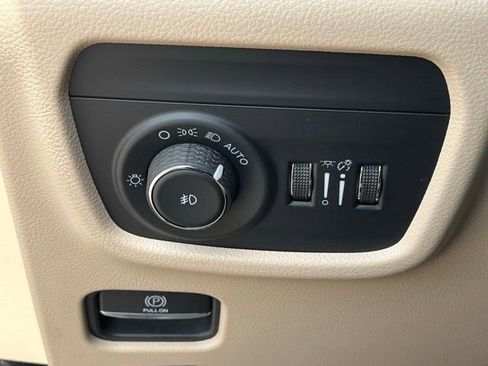 Used 2023 Jeep Grand Cherokee Limited w/ Luxury Tech Group II AWD/4WD image 19