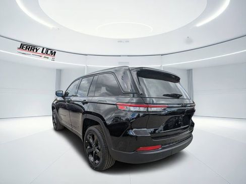 New 2025 Jeep Grand Cherokee Limited w/ Black Appearance Package image 5