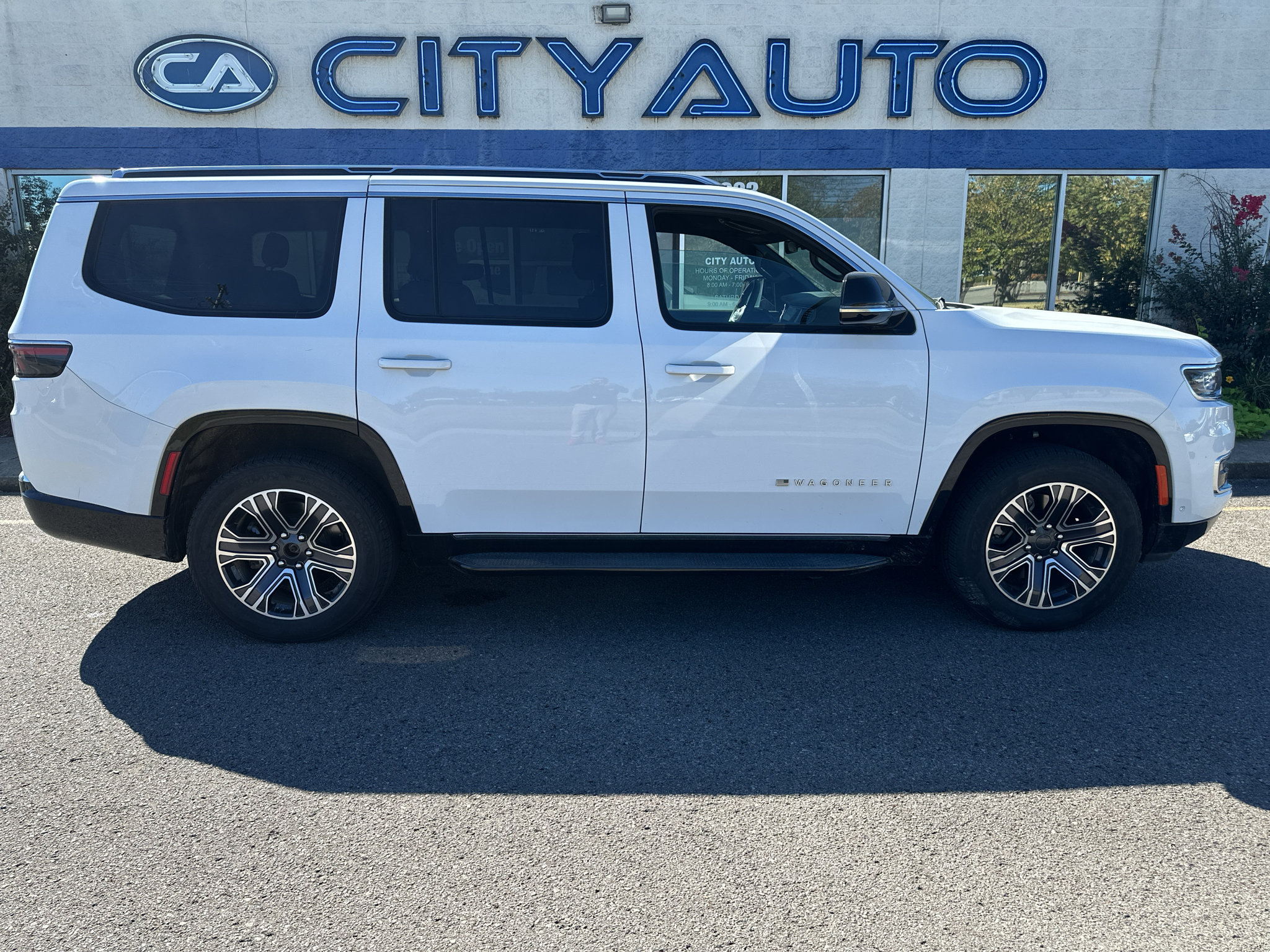 Used 2024 Jeep Wagoneer Series II w/ Flexible Seating Group RWD image 3