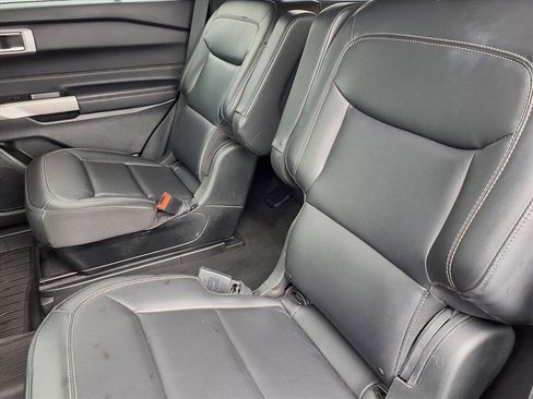 Used 2022 Ford Explorer XLT w/ Equipment Group 202A image 7