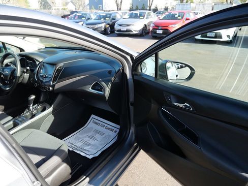 Used 2018 Chevrolet Cruze LT w/ Convenience Package FWD image 20