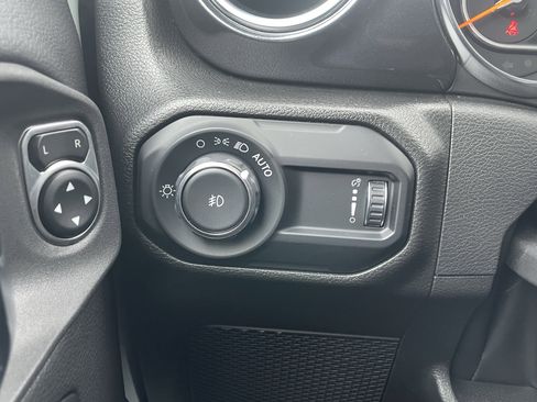 Used 2023 Jeep Wrangler Unlimited Sahara image 13