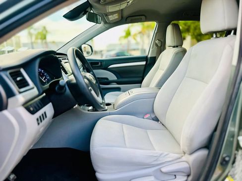 Used 2018 Toyota Highlander LE w/ Carpet Mat Package (TMS) FWD image 9