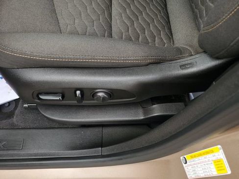 Used 2019 Chevrolet Equinox LT FWD image 18