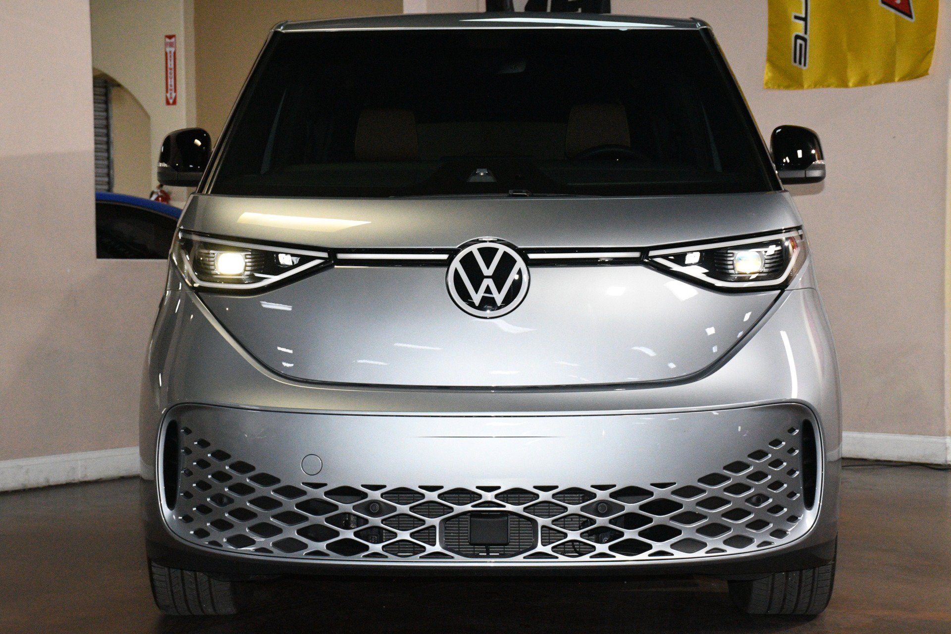 Used 2025 Volkswagen ID. Buzz Pro S RWD image 1