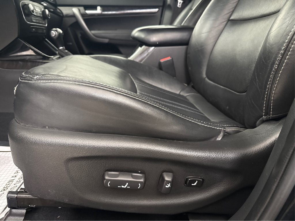 Used 2014 Kia Sorento SX w/ 3rd Row Package AWD/4WD image 35