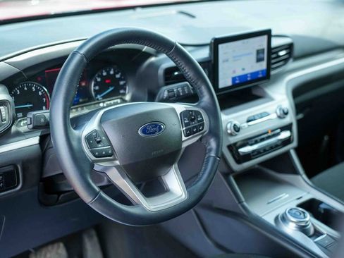 Used 2023 Ford Explorer XLT AWD/4WD image 27