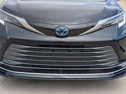 Used 2025 Toyota Sienna Limited AWD/4WD image 10