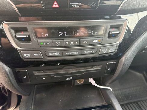 Used 2021 Honda Pilot Touring image 10