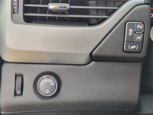 Used 2018 Chevrolet Suburban LT image 20