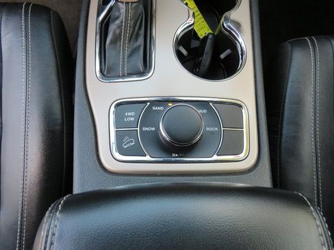 Used 2017 Jeep Grand Cherokee Limited image 23