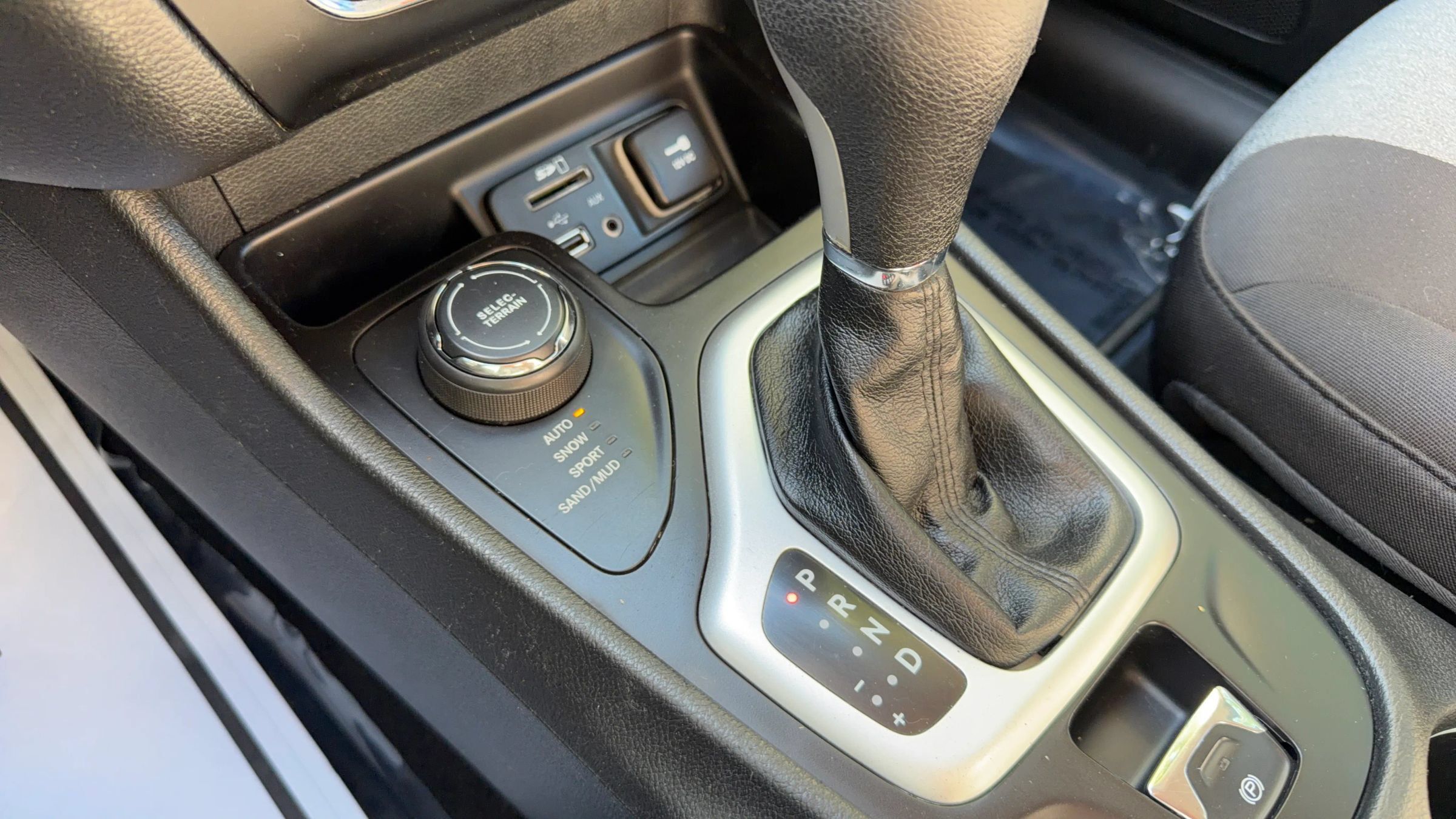 Used 2014 Jeep Cherokee Latitude w/ Cold Weather Group AWD/4WD image 22