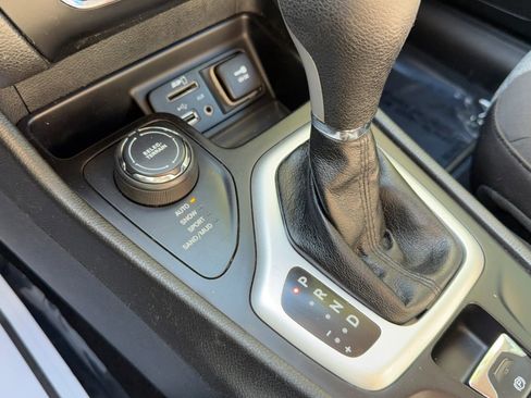 Used 2014 Jeep Cherokee Latitude w/ Cold Weather Group AWD/4WD image 22