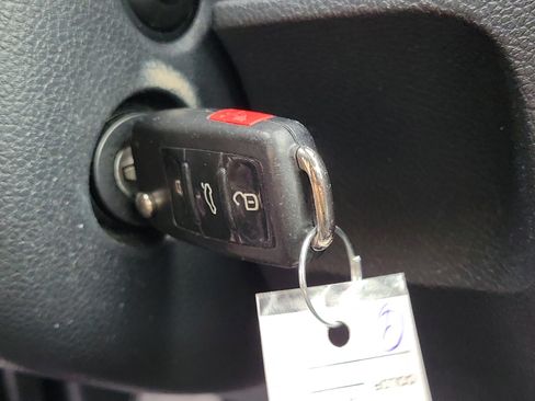 Used 2013 Volkswagen Golf 4-Door image 28