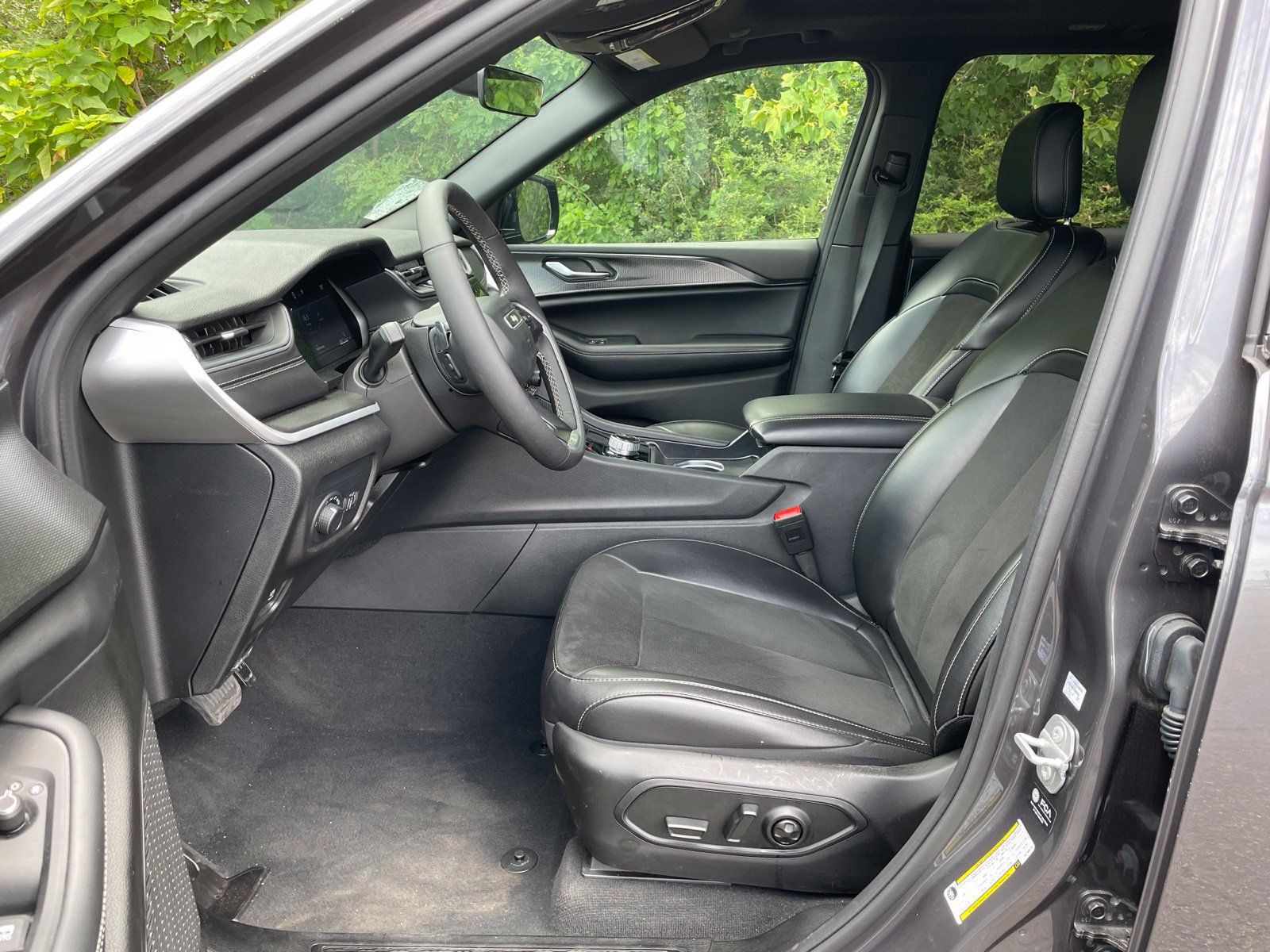 Used 2025 Jeep Grand Cherokee Altitude RWD image 7