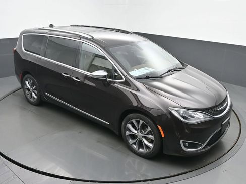 Used 2018 Chrysler Pacifica Limited image 44