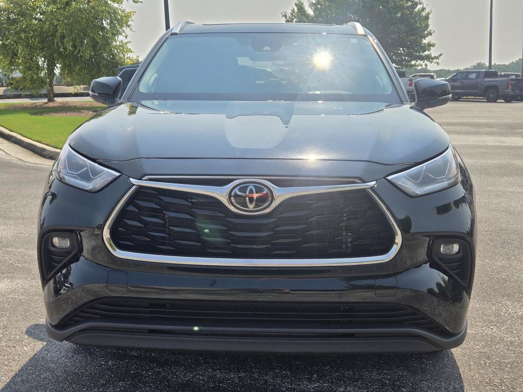 Used 2023 Toyota Highlander Limited FWD image 2