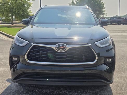 Used 2023 Toyota Highlander Limited FWD image 2