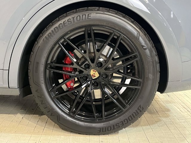 Certified 2025 Porsche Cayenne GTS AWD/4WD image 14