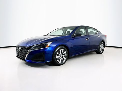 Used 2024 Nissan Altima 2.5 S image 3