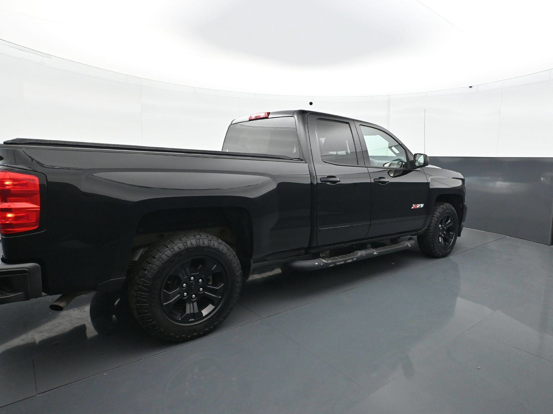 Used 2018 Chevrolet Silverado 1500 LT w/ Midnight Edition AWD/4WD image 7