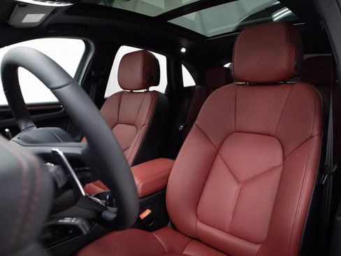 Certified 2025 Porsche Macan image 5