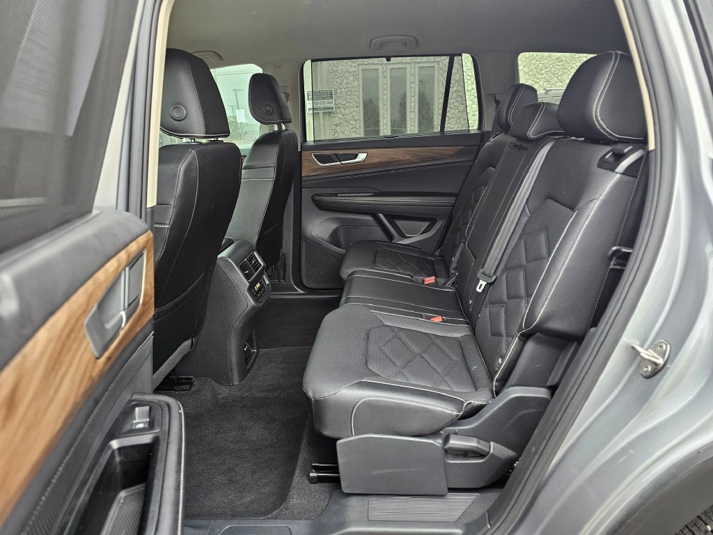Used 2025 Volkswagen Atlas SE AWD/4WD image 13