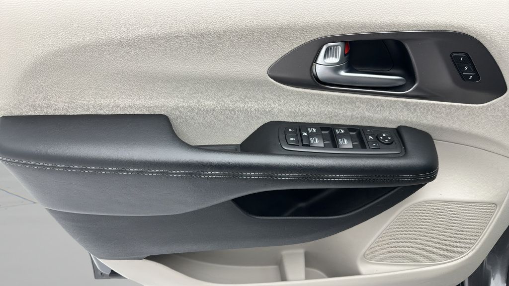 Used 2018 Chrysler Pacifica Limited w/ Tire & Wheel Group FWD image 12