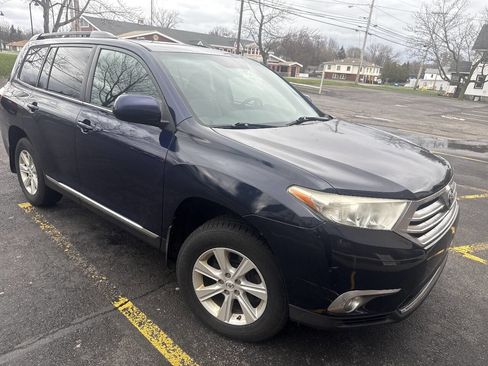 Used 2012 Toyota Highlander SE w/ Tow Pkg AWD/4WD image 2