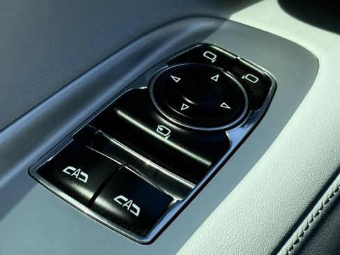 Used 2022 Chevrolet Corvette Stingray w/ Body-Color Dual Roof Package image 34