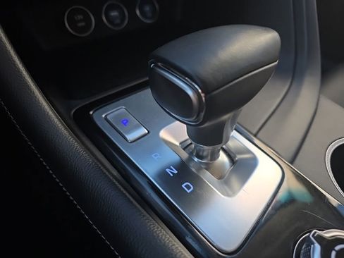 Used 2025 Genesis G70 2.5T image 28