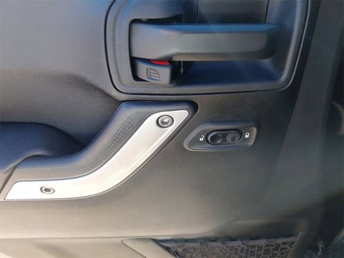 Used 2018 Jeep Wrangler Unlimited Sahara image 27