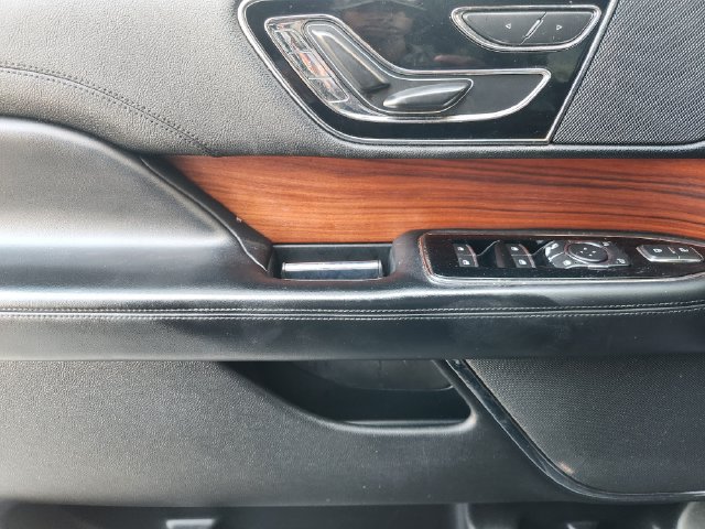 Used 2019 Lincoln Navigator L Select RWD image 21