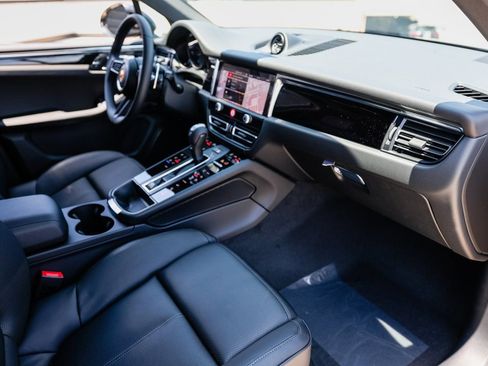 Certified 2025 Porsche Macan AWD/4WD image 27